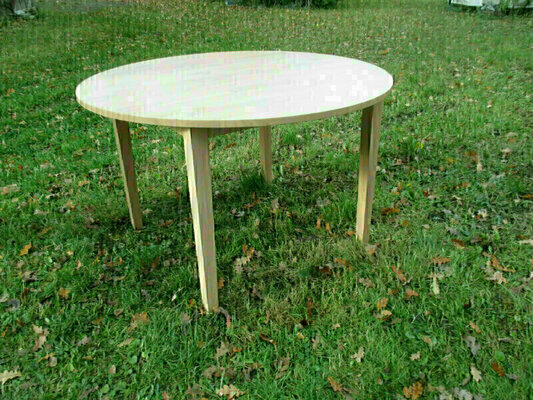 Elbląg SPRZEDAMDrewniany stół, jasny z drewna klejonego. Stół nadaje się do olejowania i malowania, ale   