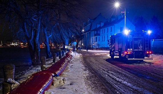 Stan alarmowy na rzece Elbląg. Bulwar i ulica Panieńska zamknięte Stan alarmowy na rzece Elbląg. Bulwar i ulica Panieńska zamknięte