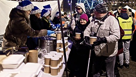Nigdy nie jesteś sam, czyli wigilia na placu Dworcowym Nigdy nie jesteś sam, czyli wigilia na placu Dworcowym