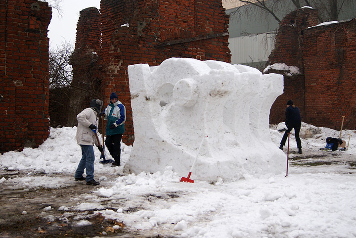 rzeźbienie w śniegu