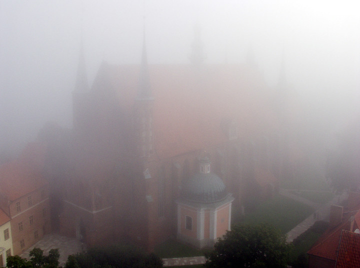 Bazylika archikatedralna we Fromborku w porannej, jesiennej mgle.
