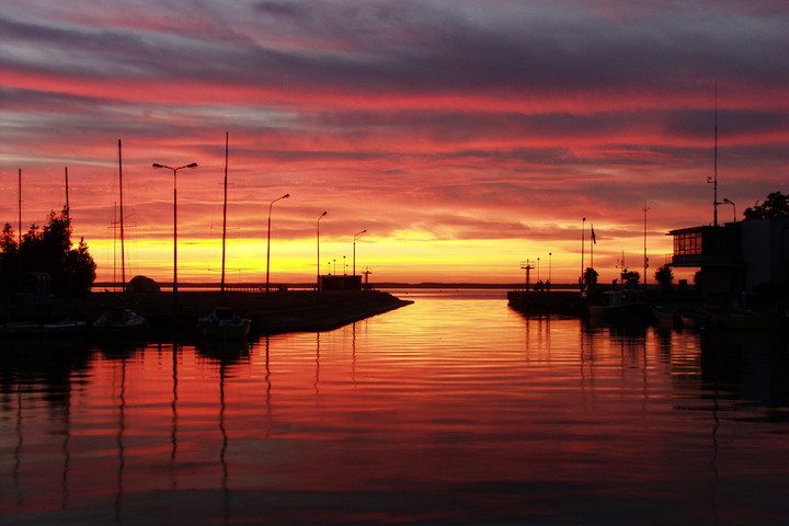 Port rybacki i przystań jachtowa we Fromborku po zachodzie słońca. (Sierpień 2011)