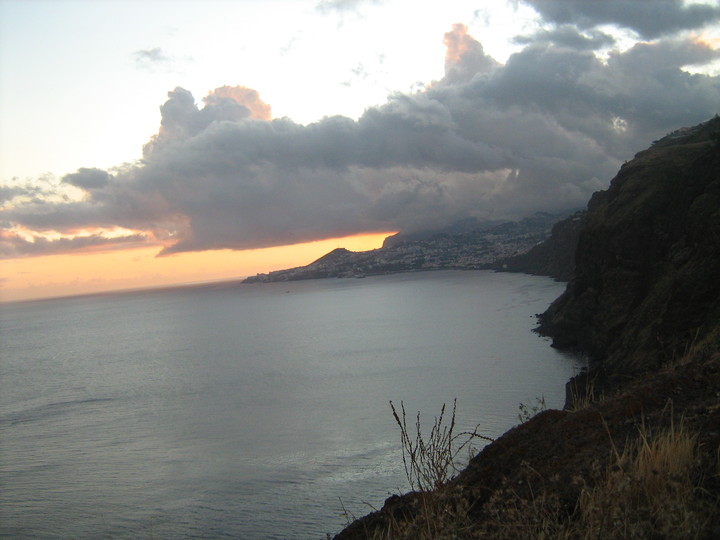 Porugalia - Madera miasto Funchal wieczorem
