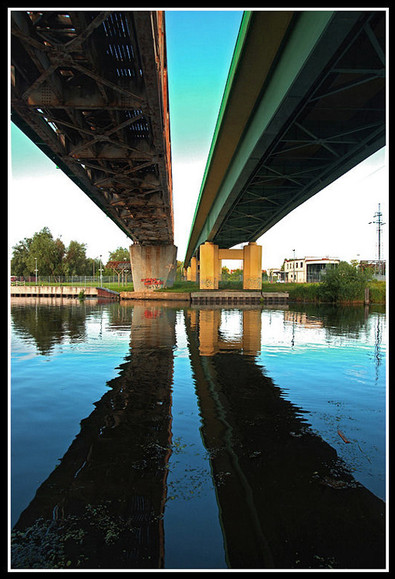 Pod mostami. (Sierpień 2011)