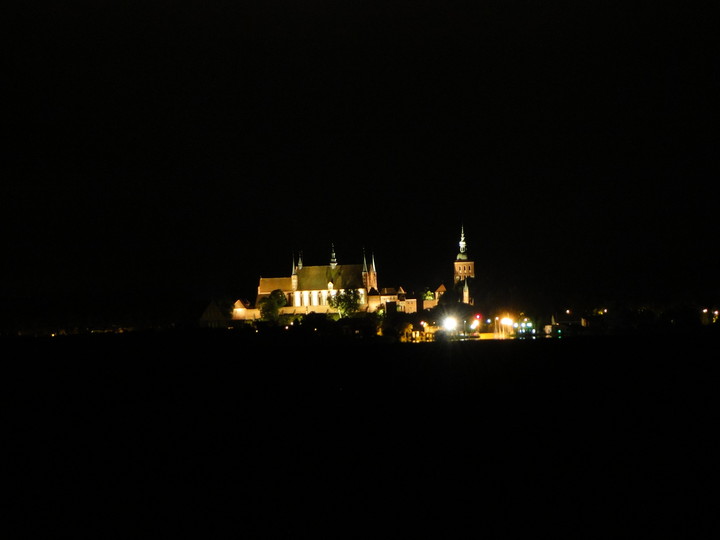 Frombork nocą - przez Zalew z Piasków