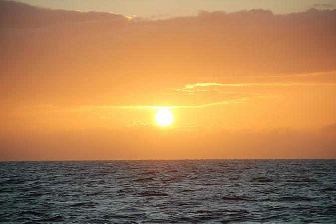 Wschód słońca na pełnym Morzu