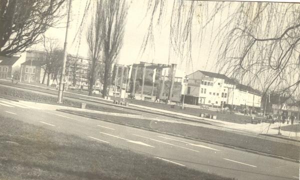 Widok na pomnik Odrodzenia Elbląga.
W głębi widać kino "Syrena" 
(1982r)