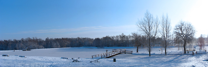 Panorama parku ekologicznego z jeziorkiem miejskim w Pasłęku. Zdjęcie skomponowane zostało z kilku mniejszych fotografii.