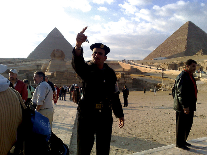 niezadowolony strażnik piramid :)   Egipt , Giza.