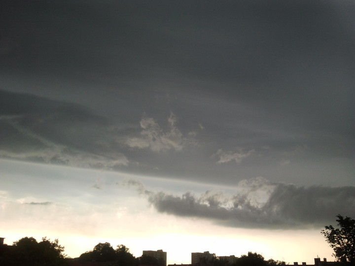 Czarne chmury nad Elblągiem 20.08.2012 o godz.10:52 (Sierpień 2012)