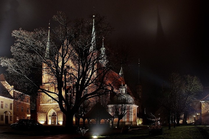 Dziedziniec Katedralny we Fromborku. (Grudzień 2013)