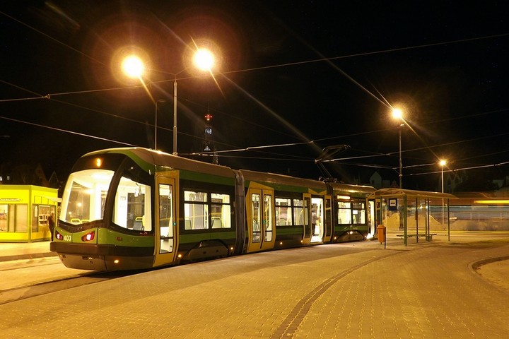 Nocne zdjęcie tramwaju Pesy
