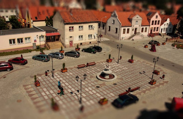Rynek w Tolkmicku (efekt Lego). (Sierpień 2014)