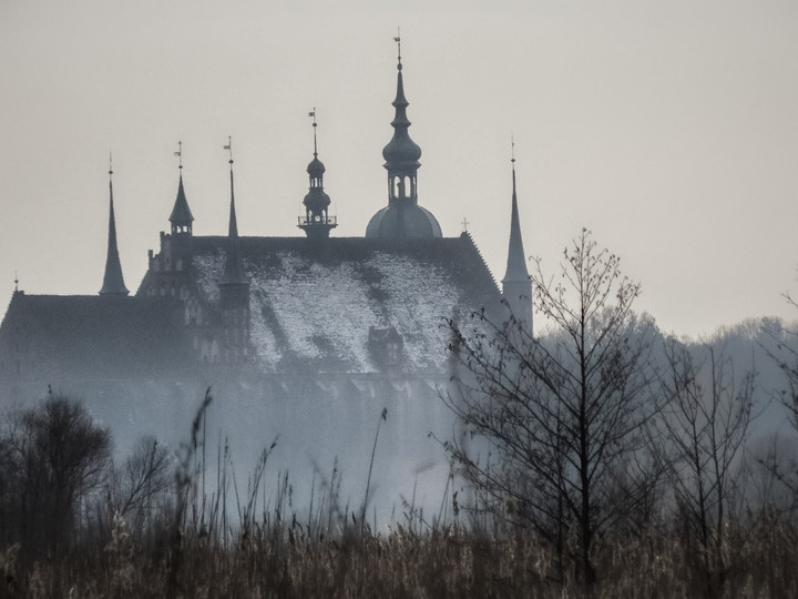 Katedra fromborska w okresie zimowym .