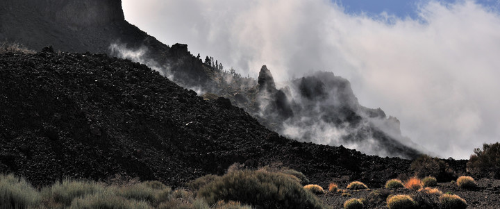 OKOLICA  TEIDE - Na wysokości około 2000 m n.p.m. rozłożone są równiny zwane cañadas. To okolica wielkiego wulkanu Teide. Teren ten ukształtowany jest przez działalność wulkanu – pokrywają (Lipiec 2015)