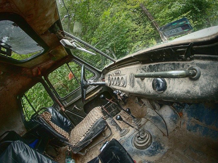 "Na bieszczadzkich bezdrożach" - wnętrze kultowego GAZ-69 niezawodnego w leśnych ostępach i bieszczadzkich bezdrożach