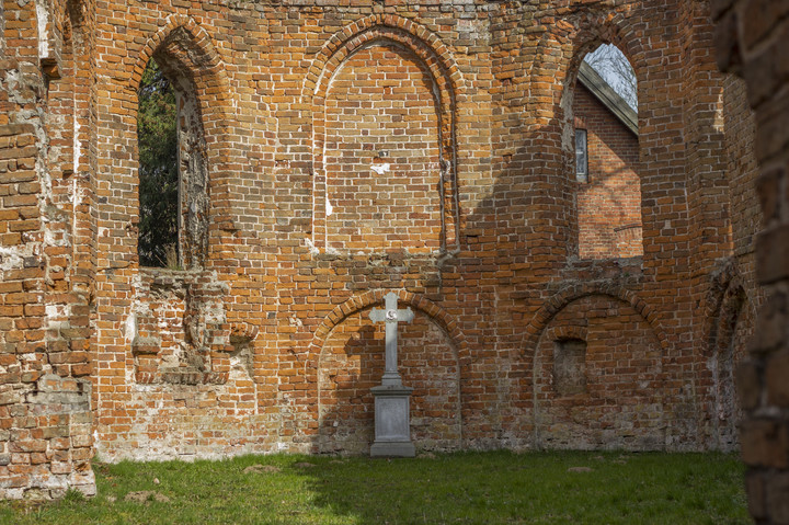 Ruiny kościoła. (Kwiecień 2016)