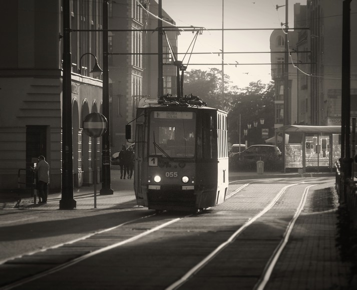 "Ostatnie blaski dnia z tramwajem w tle"