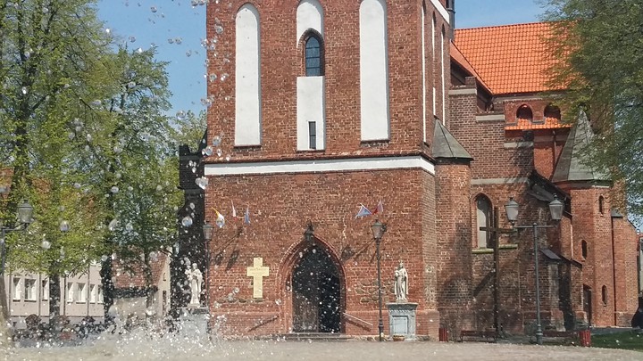 Kościół w kroplach fontanny - Tolkmicko