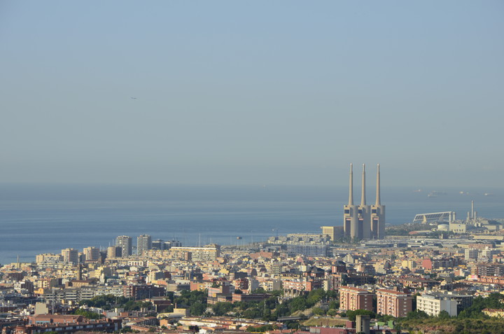 Widok na kominy elektrowni cieplnej w Barcelona