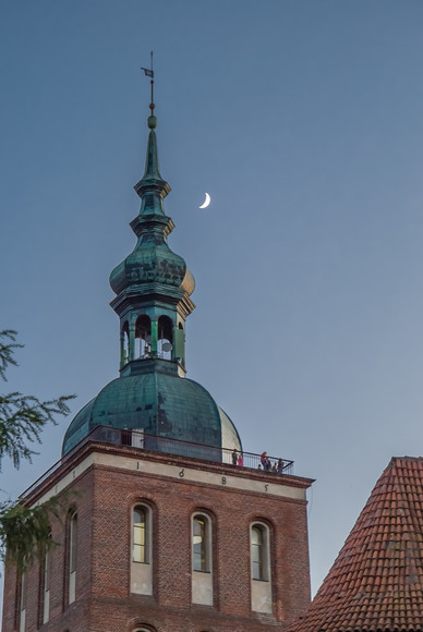 Wieża Radziejowskiego przy uroku księżyca.