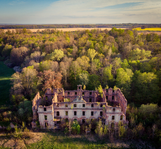 Ruiny pałacu pruskiego rodu Dohnów w Słobitach (Maj 2020)