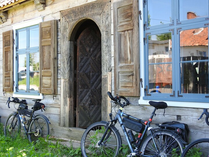 Stara chata - w przyszłości pewnie "karczma" dla rowerzystów