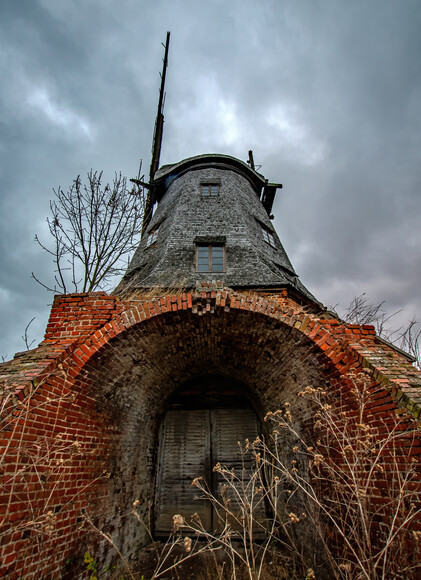 Wiatrak holenderski w Palczewie - zabytkowy drewniano-murowany wiatrak holenderski znajdujący się w Palczewie, zbudowany w 1800. (Luty 2022)