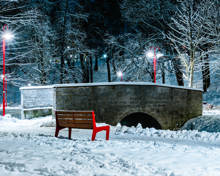 Samotna ławka w parku