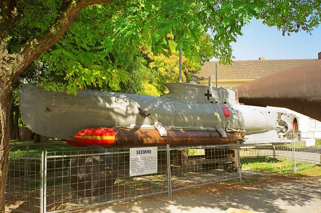 Zdjęcie z wakacji w Niemczech. Przedstawia miniaturowy okręt podwodny zwany "Seehund", co po niemiecku oznacza "Foka". Znajduje się on w zbiorach muzeum techniki w Speyer w Niemczech. Tego typu okręty budowane były w stoczni Schichau