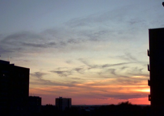 Piękny zachód słońca... niestety tylko tyle widać z mego balkoniku :( (Czerwiec 2006)