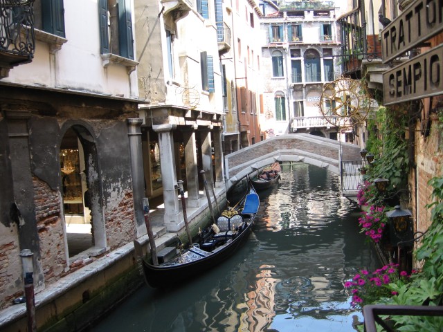 Gondola nad mostem westchnień w Wenecji
