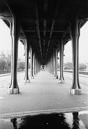  
pod mostem kolejowym w centrum Paryża 
z 50 metrów od Eifla 