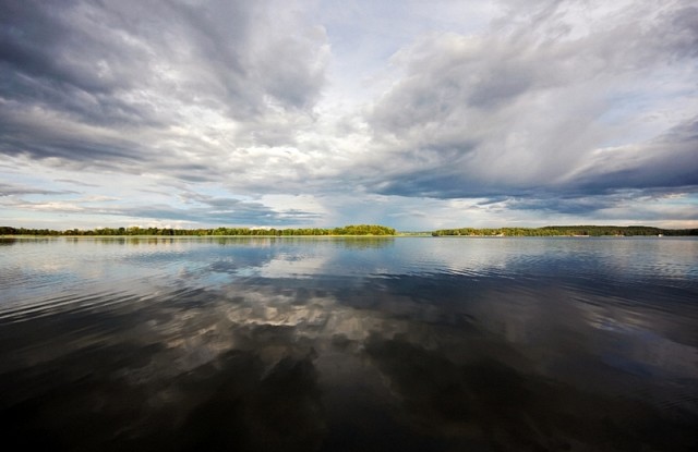 "Czasem słońce, czasem deszcz". 
Jezioro Narie. Widok z Bogaczewa. (Lipiec 2008)
