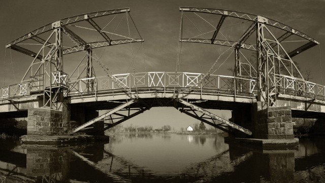 ZABYTKOWY MOST ZWODZONY - Jeden z najpiękniejszych, moim zdaniem mostów zwodzonych na Żuławach. Rzeka Tina Kwiecień 2009