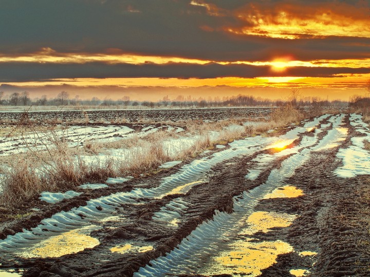 "Tak odeszła od nas zima" - zachód słońca nad polami w okolicach Janowa koło Elbląga (Kwiecień 2010)