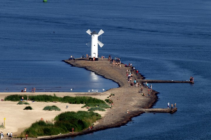 Widok z latarni morskiej w Świnoujściu na falochron zachodni.