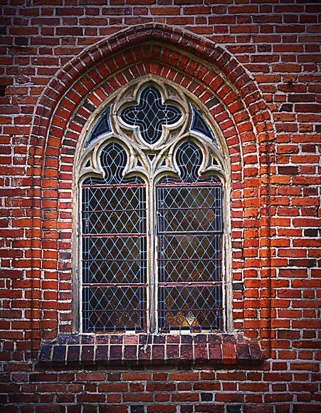 Frombork; 
Katedrę zbudowano w latach 1329-1388. Nieco później powstały kaplice, zespół szesnastu ołtarzy bocznych oraz inne elementy wystroju wnętrza. Na zdjęciu jedno z okien.