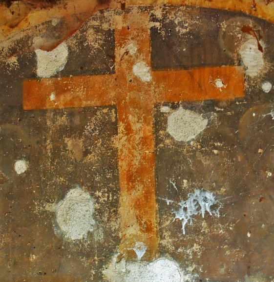 Kadyny-fragment starego fresku w kapliczce zniszczonej przez czas i ludzi-zwłaszcza ludzi,kapliczki w Kadyńskim lesie.