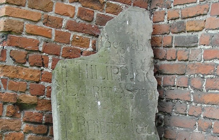 Fragment płyty nagrobnej byłego cmentarza przy dzisiejszym kościele Bożego Ciała