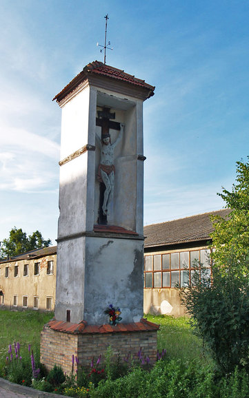 Kapliczka na terenie dawnych stajni cesarskich w Kadynach. (Listopad 2011)