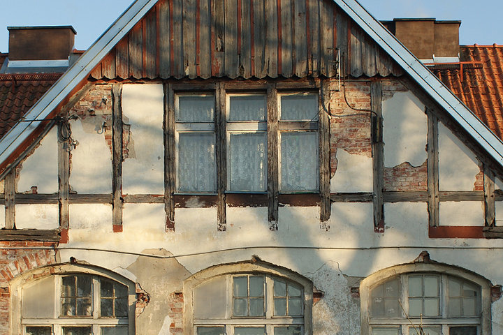 Tropy Elbląskie – fragment budynku dawnej szkoły, wzniesiony na XVII wiecznych fundamentach w 1861r. Przez lata funkcjonował jako szkoła. Obecnie pełni rolę budynku mieszkalnego. (Listopad 2011)