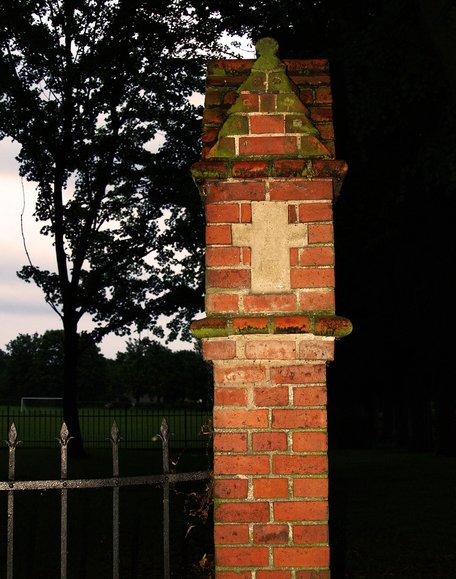 Fragment ogrodzenia na Cmentarzu Kanonickim we Fromborku