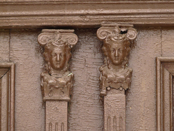 Detal drzwi w Gronowie Elbląskim.