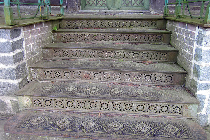 Żuławki – schody wykonane ze stali prowadzące do domu z 1843 r.