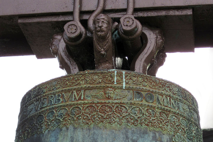 Żuławki – fragment dzwonu przy Parafii Narodzenia Najświętszej Maryi Panny (Maj 2012)
