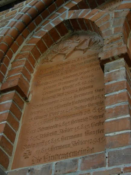 Jedna z 2 ukrytych pod warstwą zaprawy tablic poświęconych ofiarom I wojny z Kmiecina, odkryta podczas trwającego właśnie remontu elewacji tamtejszego kościoła.