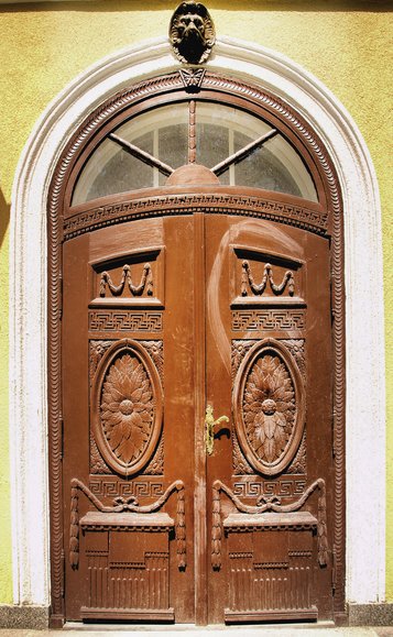 Powodowo - drzwi wejściowe do pałacu