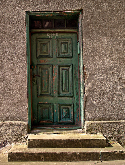Tolkmicko. Stare drzwi w budynku przy Kościele.