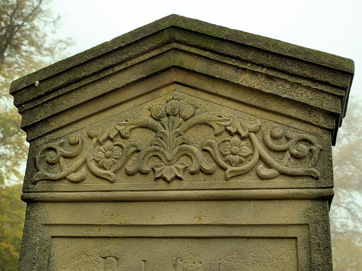 Kępniewo - fragment steli na cmentarzu mennonickim